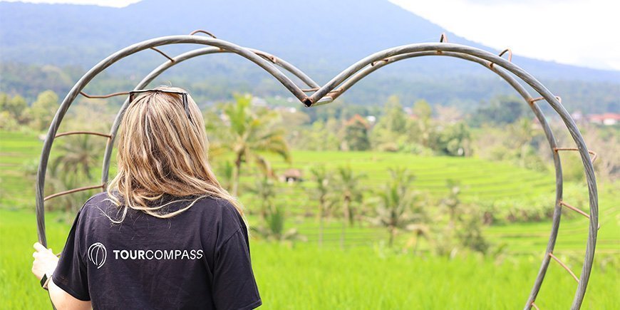 Kvinnelig TourCompass-teammedlem sjekker ut risterrasser på Bali i september