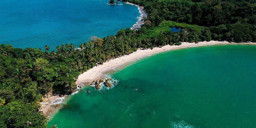 Manuel Antonio jungel og strand sett ovenfra