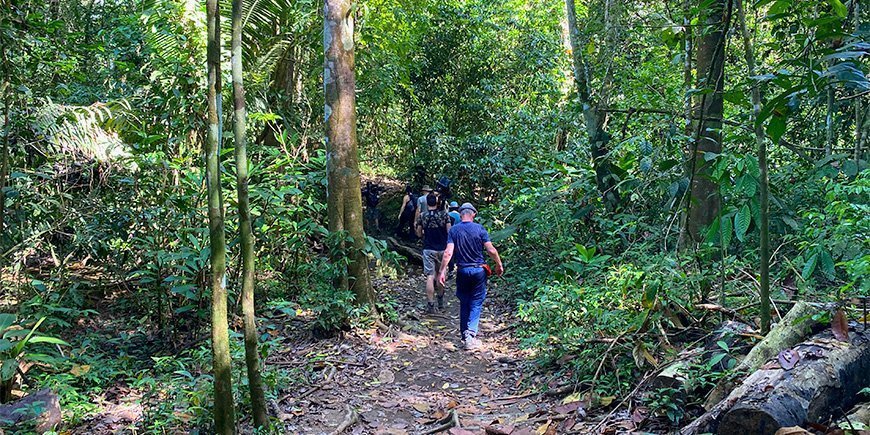En gruppe mennesker på fottur i Corcovado nasjonalpark i Costa Rica