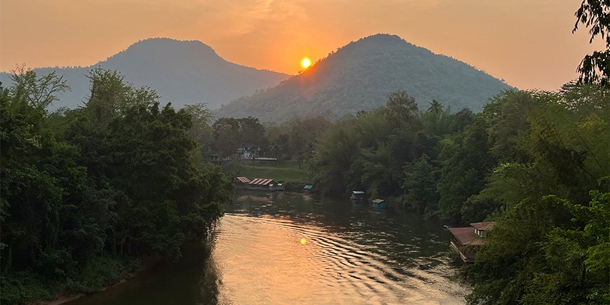 Solnedgang over elven Kwai