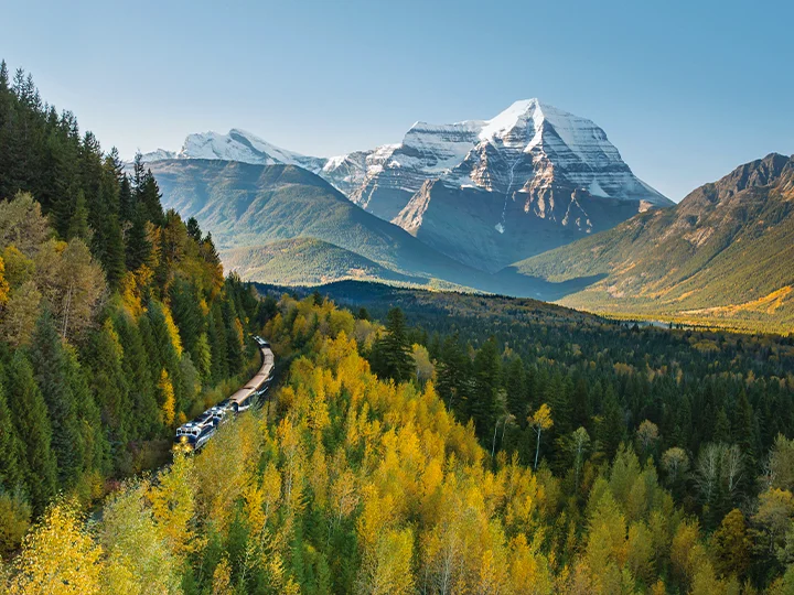 De canadiske Rocky Mountains med tog