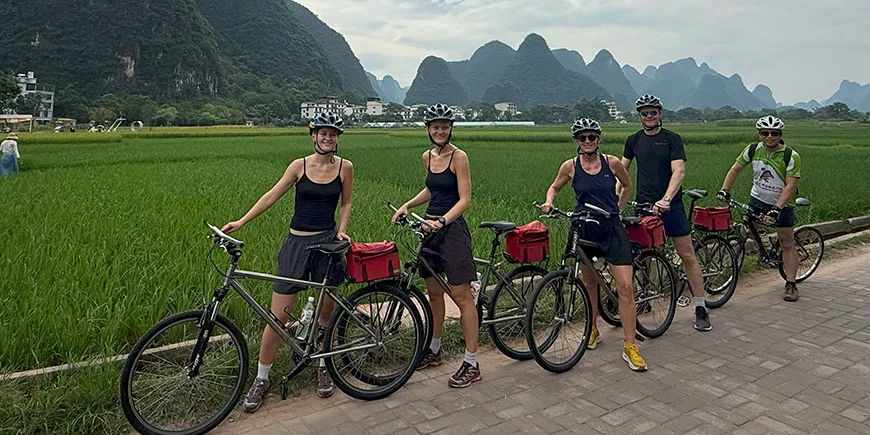 Sykling med familien i Yangshuo, Kina.
