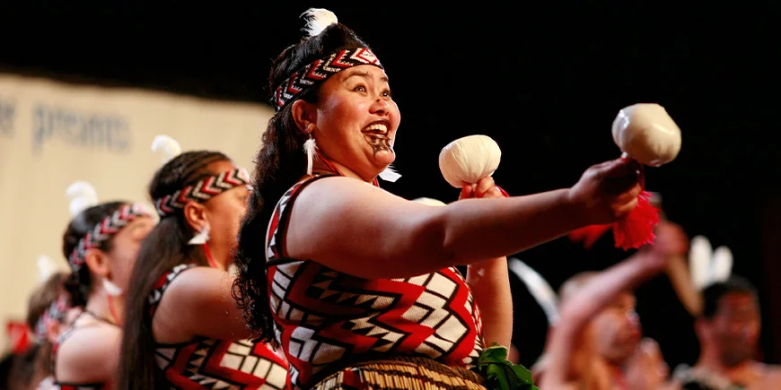 Gruppe maori utfører en tradisjonell dans