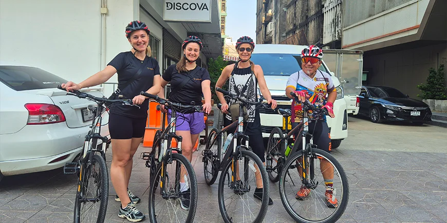 En gruppe fra TourCompass med syklene sine i Bangkok