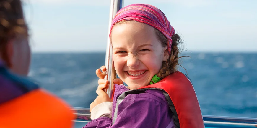 Jente på hvalsafari i Mirissa i Sri Lanka