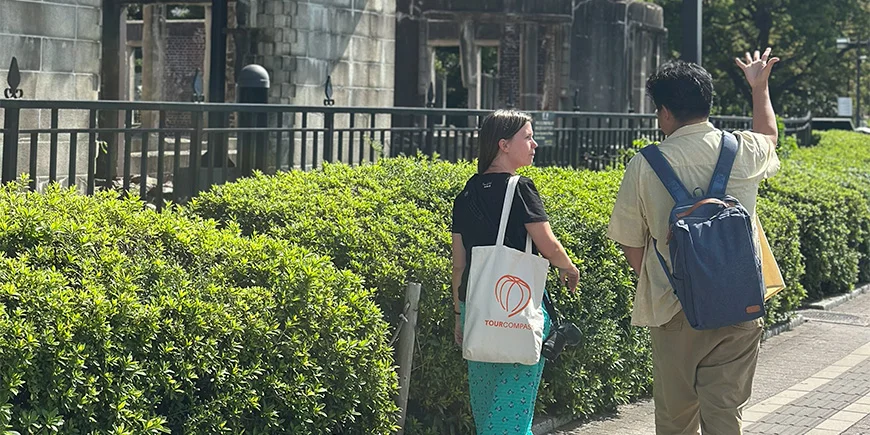 Guiden forteller om bombingen av Hiroshima, Japan.