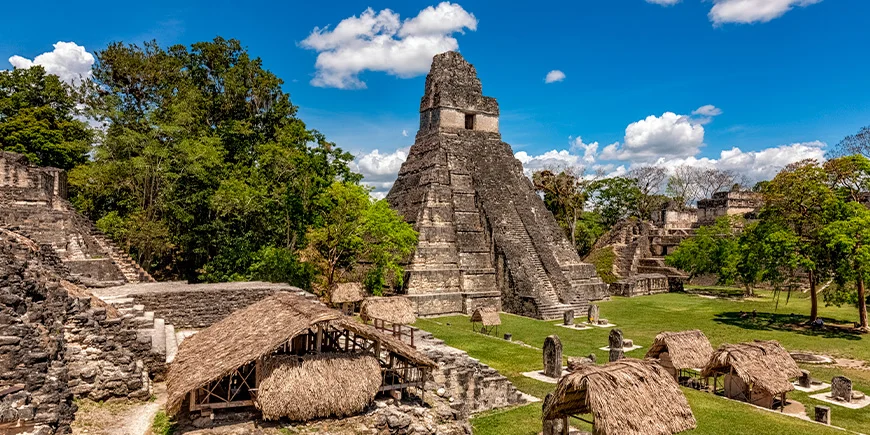 Vakker pyramide og ruiner i Tikal nasjonalpark i Guatemala