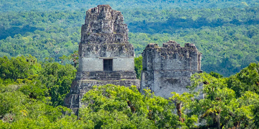 Ruiner rager opp over regnskogen i Tikal nasjonalpark i Guatemala
