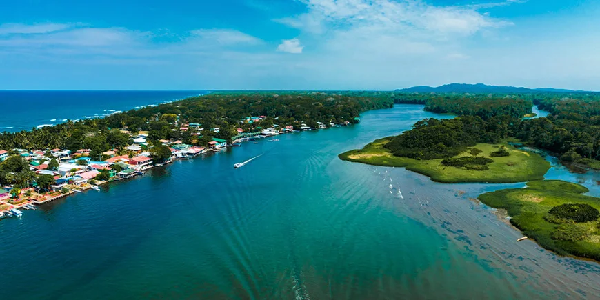 Tortuguero Village og kanalene i regnskogen