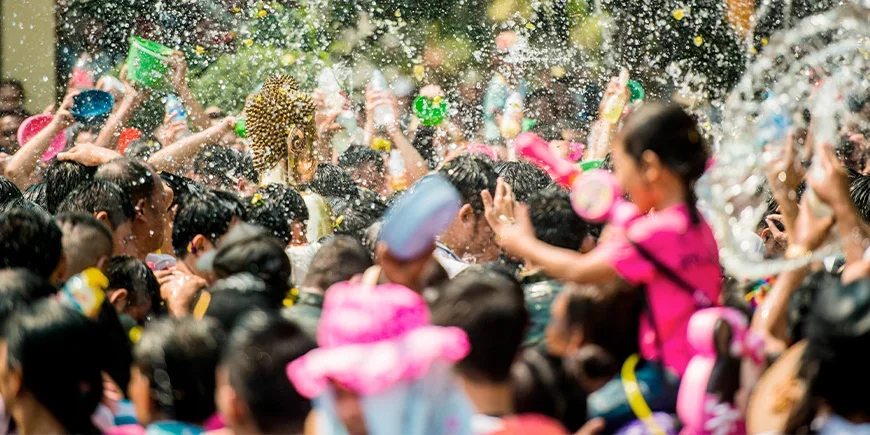 Vannkamp i Thailands gater under Songkran
