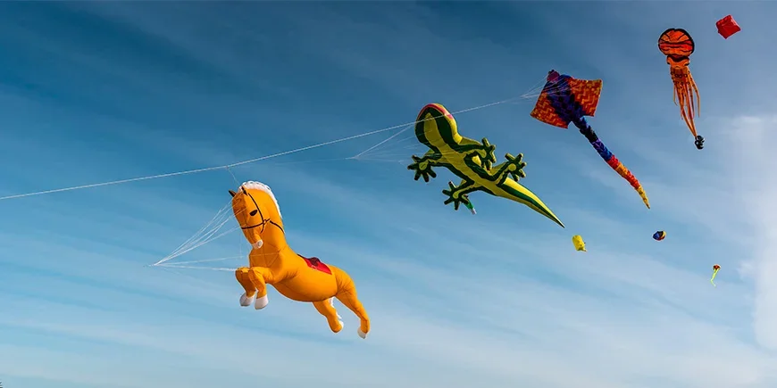 Drager flyr i luften under maori-nyttåret