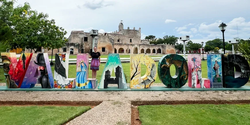 Chrismarie står foran et Valladolid-skilt i Mexico