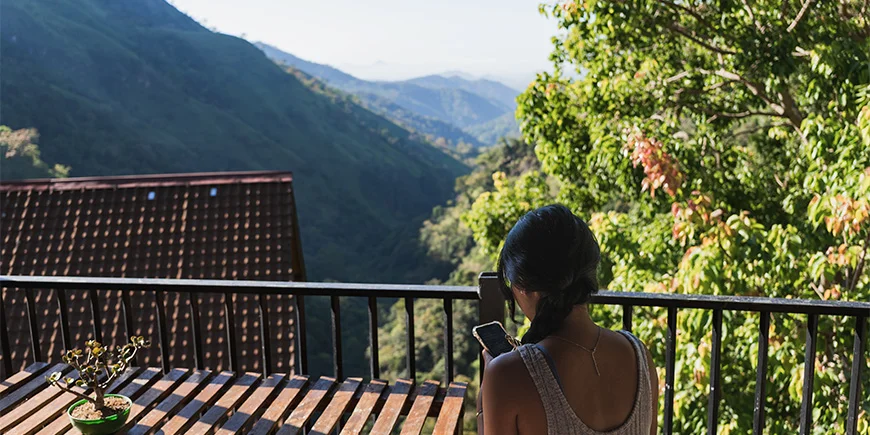 Vakker utsikt over høylandet fra hotell på Sri Lanka