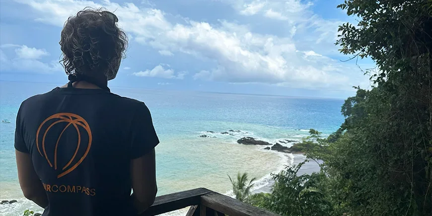 Meike ser utover vannet i Corcovado nasjonalpark