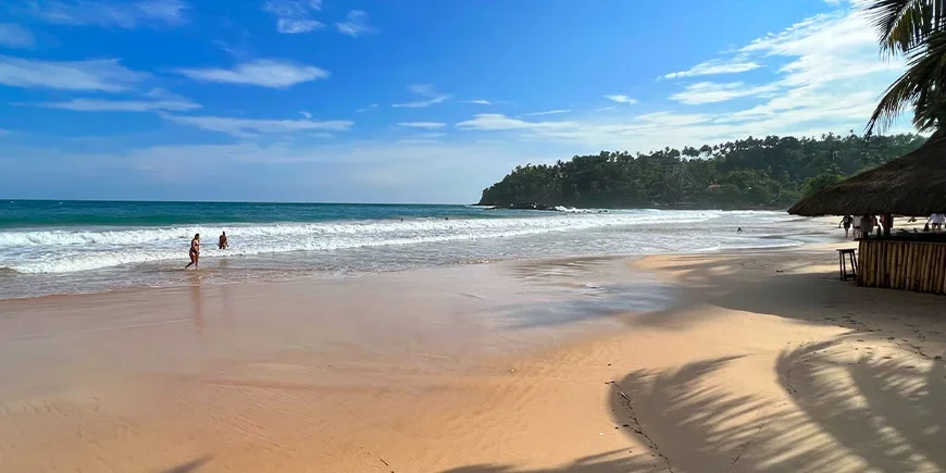 Mirissa Beach på en solrik dag