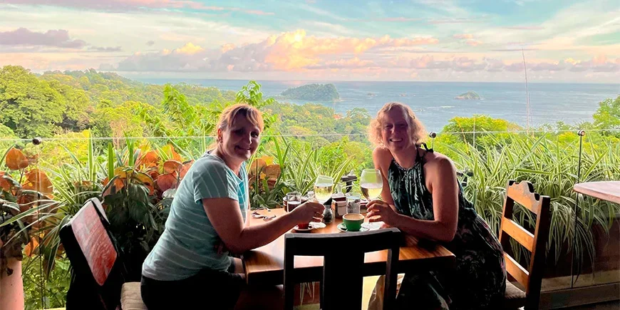 Meike og venninne nyter en drink på kafé i Costa Rica
