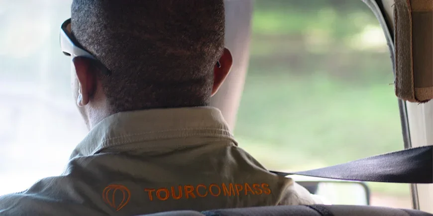 Vår guide Issa bak rattet