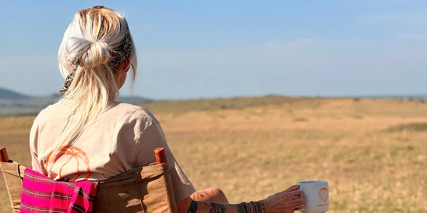 Cat drikker kaffe på savannen i Kenya