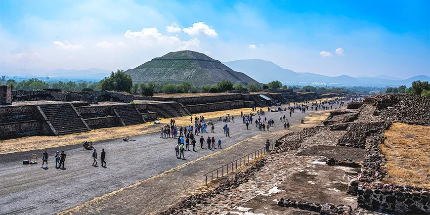 De dødes aveny og Soltempelet i Teotihuacan i Mexico