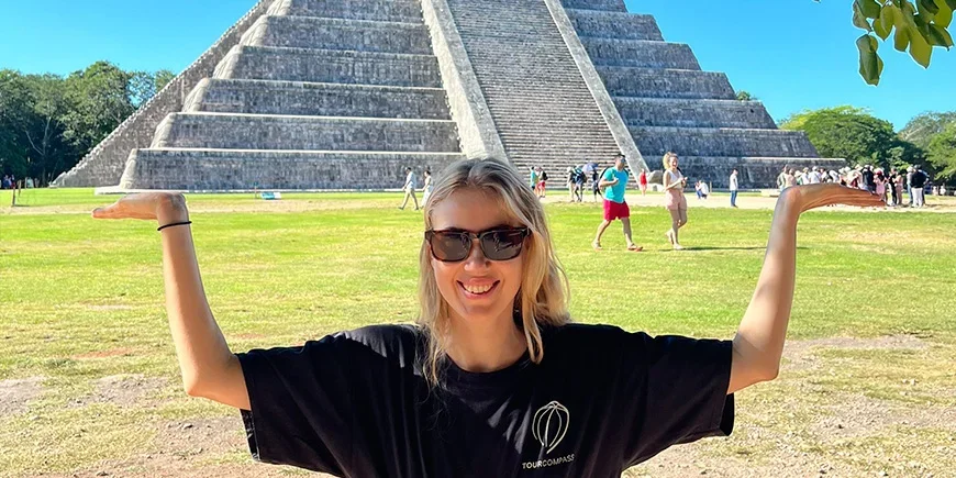 Nadia har det gøy ved Chichen Itza