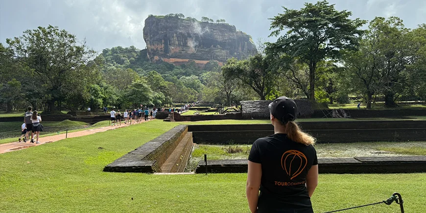 Louise fra TourCompass ser på Sigiriya i Sri Lanka