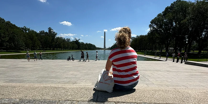Bianca sitter foran Washington Monument i Washington