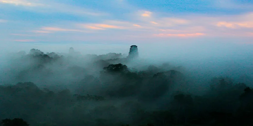 Blå soloppgang ved Tikal nasjonalpark i Guatemala