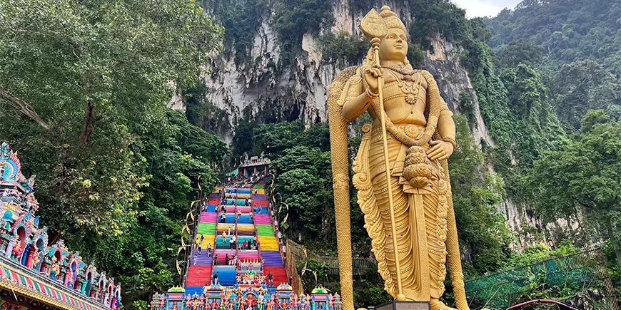 Trappen ved inngangen til Batu Caves i Kuala Lumpur