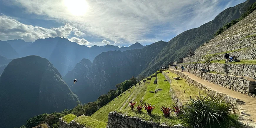 Utsikt fra en av de øvre terrassene ved Machu Picchu