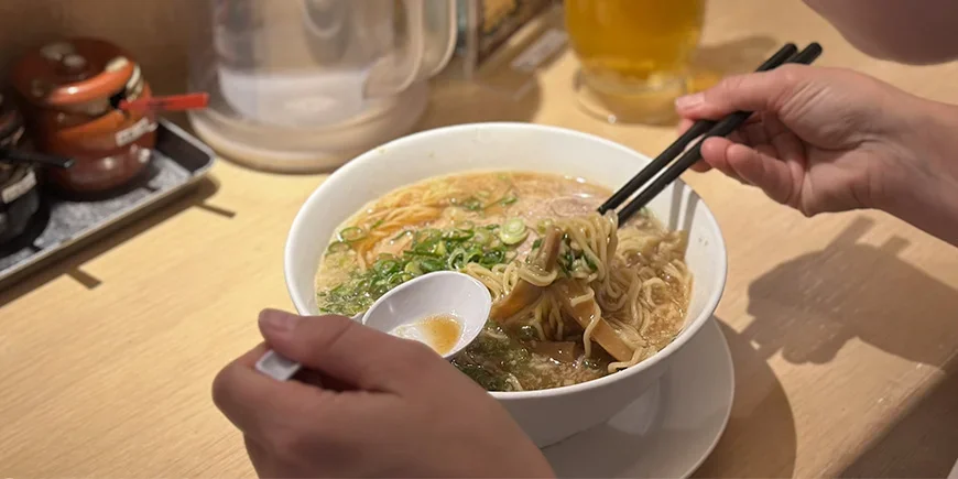 Kvinne spiser ramen i Japan