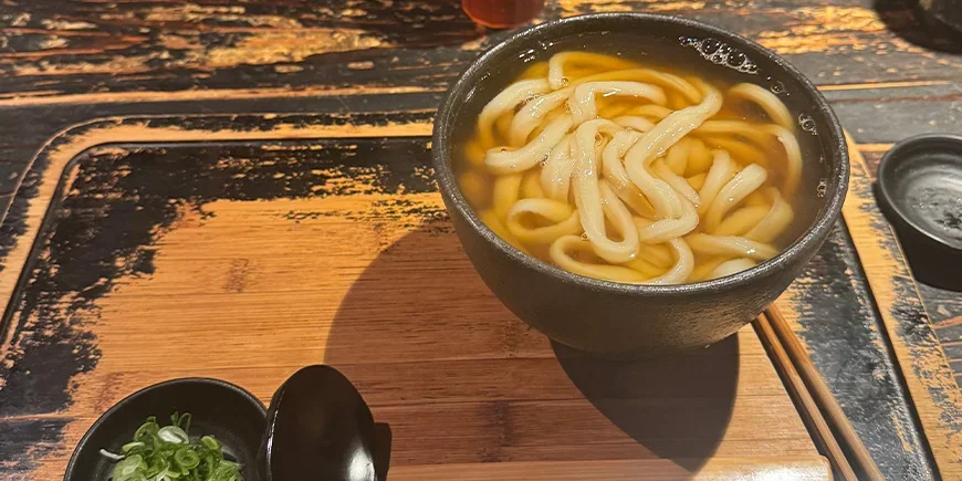 Udon-nudler i klar suppe