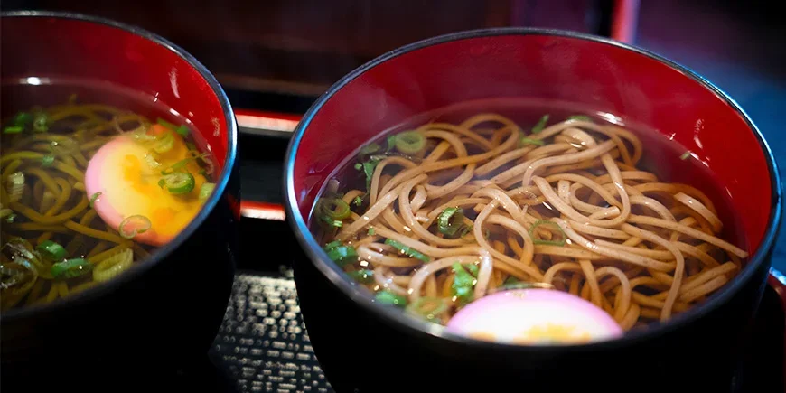 Suppe med soba-nudler