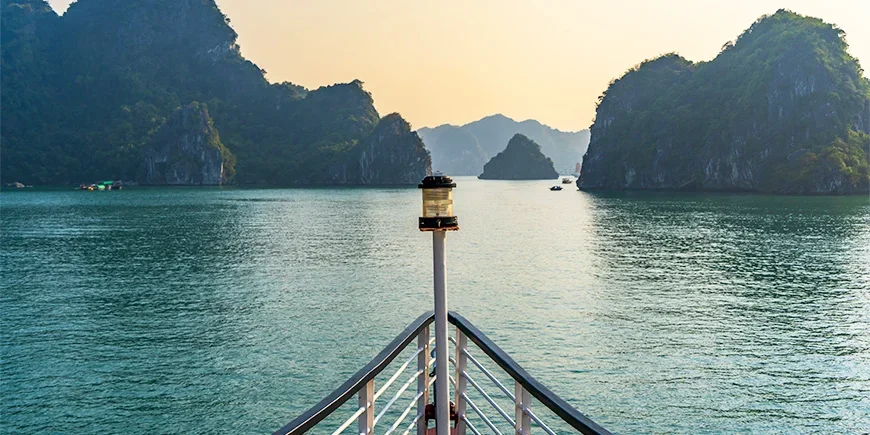 Der Bug eines Schiffes in der Lan-Ha-Bucht