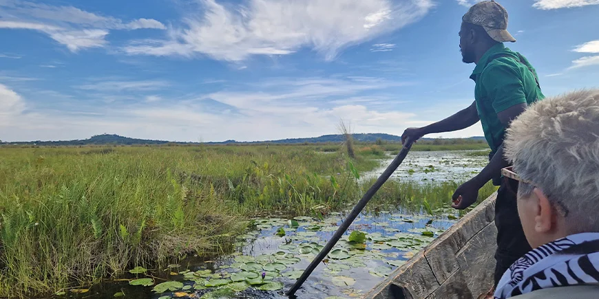 På båtsafari på jakt etter treskonebben