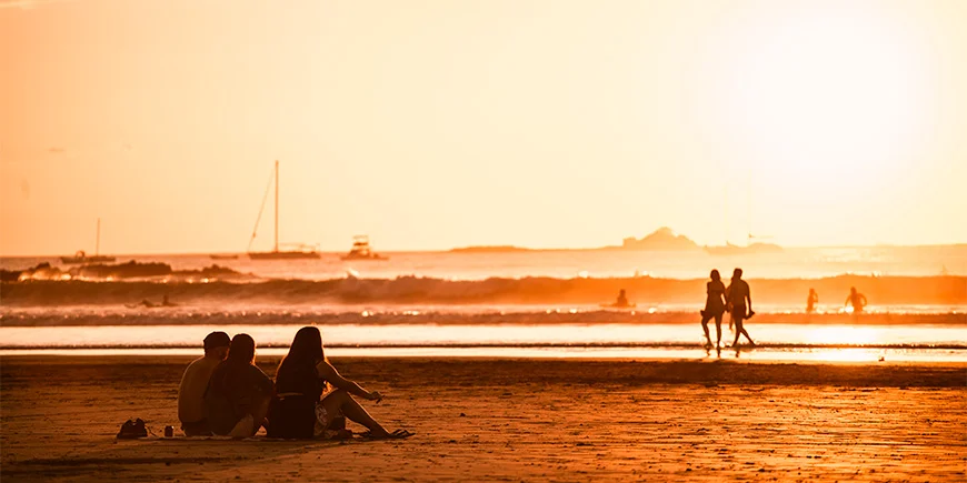 solnedgang på en vakker strand i Tamarindo