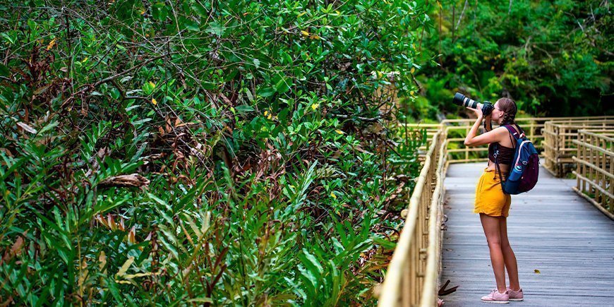 Ung kvinne tar bilder i Manuel Antonio nasjonalpark i Costa Rica