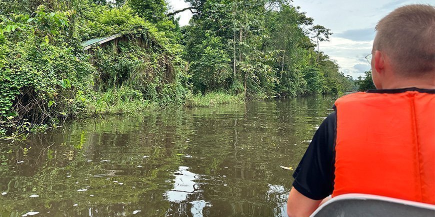 Mikkel stirrer intenst inn i regnskogen