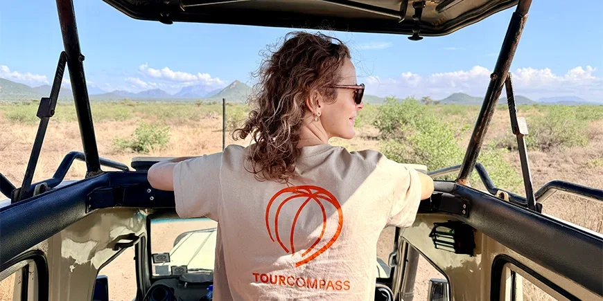 Kvinne i TourCompass-t-skjorte på safari i Samburu i november måned