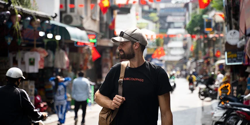 Mann som går i en gate i Hanoi i Vietnam