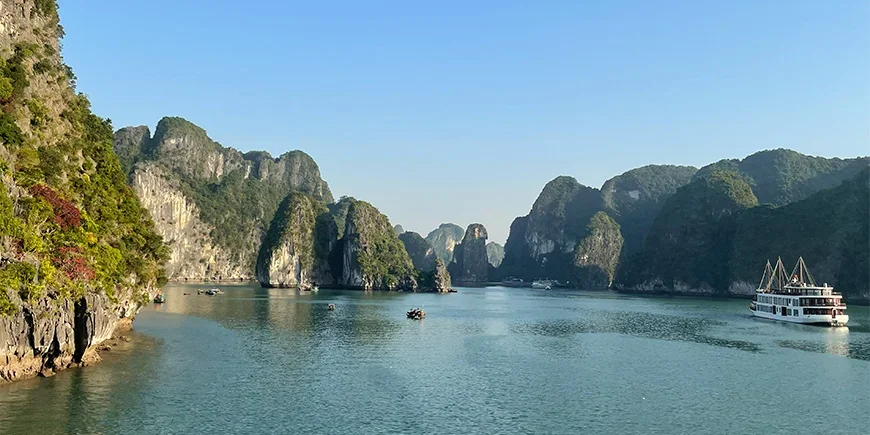 En solrik dag ved Ha Long-bukten i Vietnam