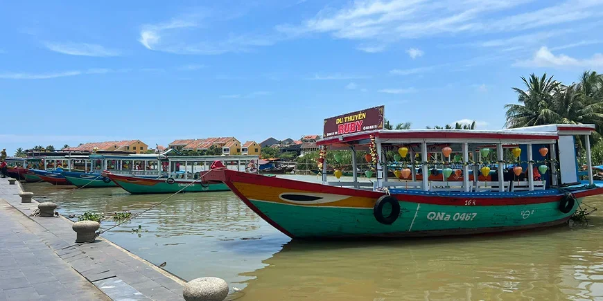 Vakre båter i Hoi An i Vietnam