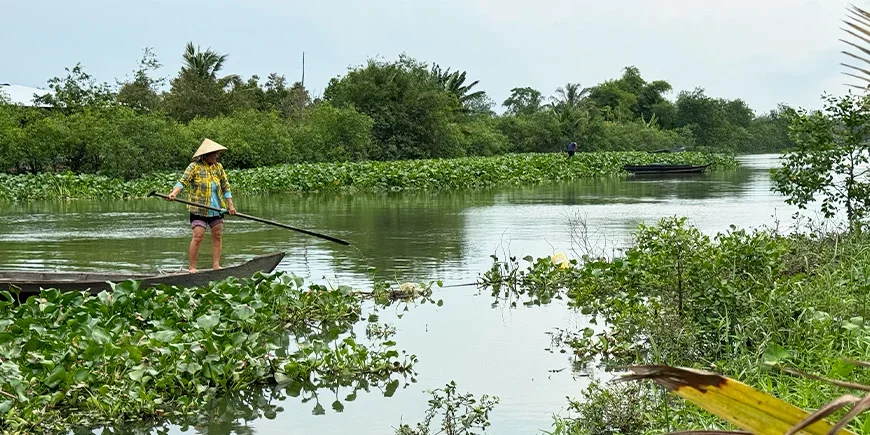 Kvinne seiler på Mekongdeltaet