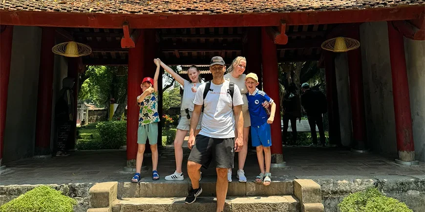 Våre kollegaer Dino og Mira i Vietnam med sine tre barn