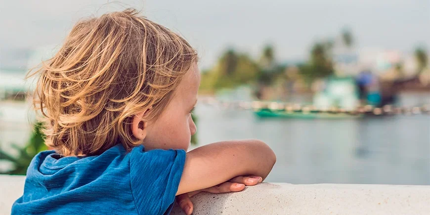 Gutt ser på båter i vannet ved Phu Quoc i Vietnam