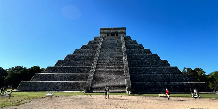 Blå himmel over Chichén Itzá i Mexico