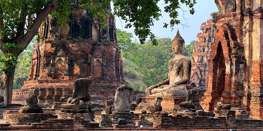 Ruinene i Ayutthaya i Thailand