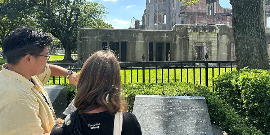 Mannlig japansk guide med kvinnelig turist i Hiroshima i Japan