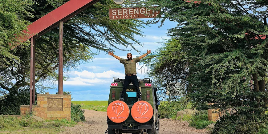 Safari-guide Madeal foran inngangen til Serengeti