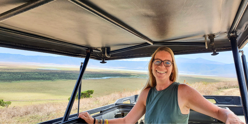 Reisekonsulent sitter i en safaribil i Tanzania