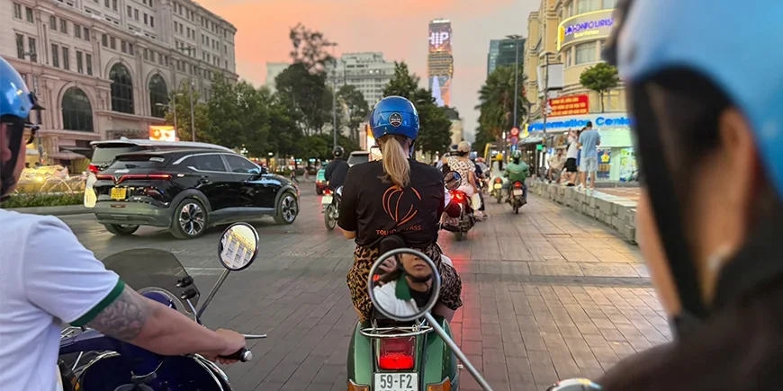 Michelle fra TourCompass på vespa i Ho Chi Minh City